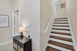 27 NW Hawthorne Pl, Boca Raton, FL 33432 - Photo 3