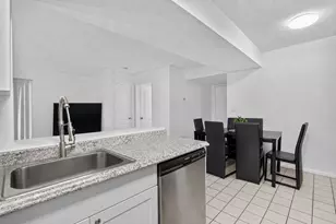 300 Palm Cir W, Pembroke Pines, FL 33025 - Photo 7