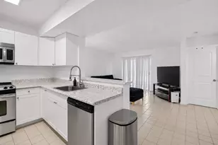 300 Palm Cir W, Pembroke Pines, FL 33025 - Photo 9