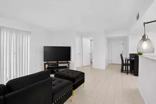 300 Palm Cir W, Pembroke Pines, FL 33025 - Photo 11