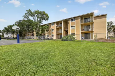 300 Palm Circle W #106, Pembroke Pines, FL 33025 - Photo 25