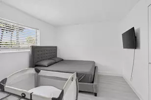 300 Palm Cir W, Pembroke Pines, FL 33025 - Photo 15