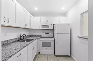 52 Kingswood C, West Palm Beach, FL 33417 - Photo 5