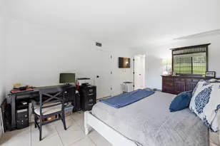 371 W Park Dr, Miami, FL 33172 - Photo 23