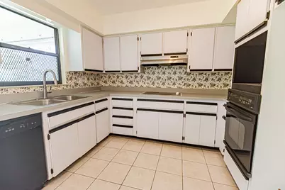 922 SE Thornhill Drive, Port Saint Lucie, FL 34983 - Photo 9