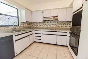 922 SE Thornhill Dr, Port Saint Lucie, FL 34983 - Photo 9