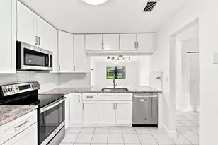 10 Seneca Ct, Royal Palm Beach, FL 33411 - Photo 3