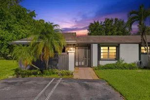 10 Seneca Ct, Royal Palm Beach, FL 33411 - Photo 1
