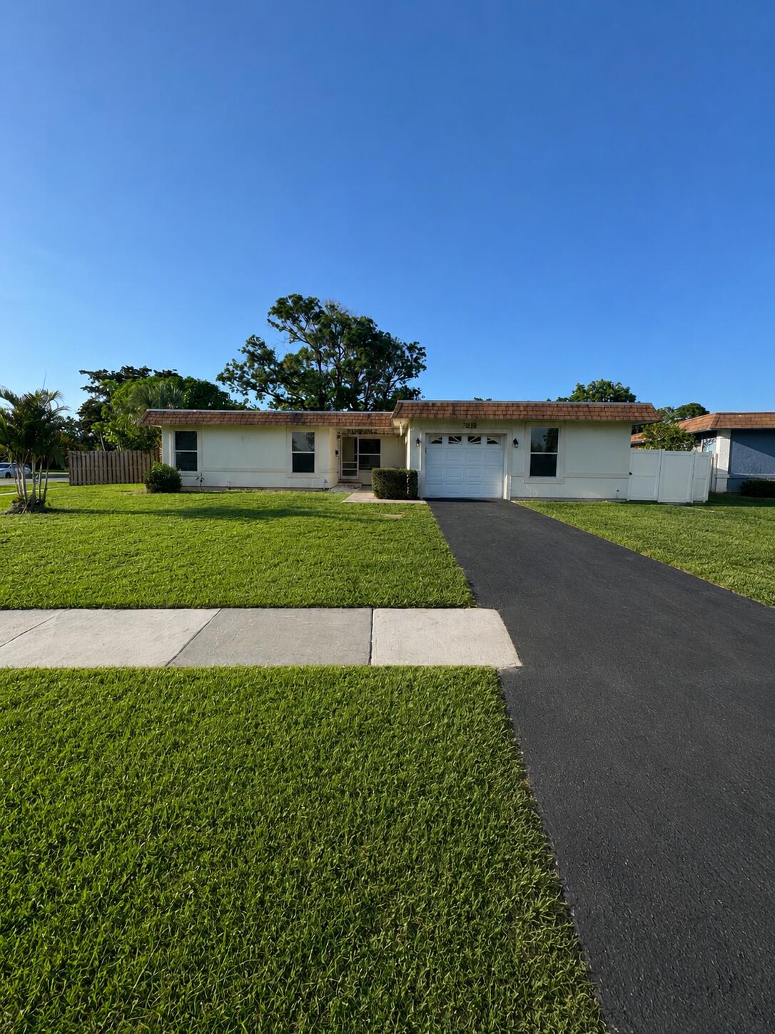7816 NW 70th Terrace main architectural view