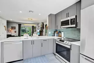 201 SW 3rd St, Pompano Beach, FL 33060 - Photo 9