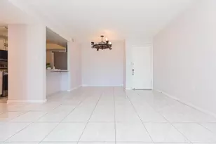 895 N Village Dr N, Saint Petersburg, FL 33716 - Photo 9