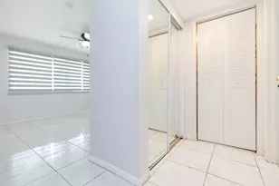 895 N Village Dr N, Saint Petersburg, FL 33716 - Photo 23