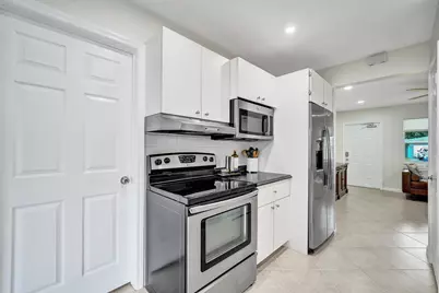 4521 NE 2nd Avenue, Oakland Park, FL 33334 - Photo 11