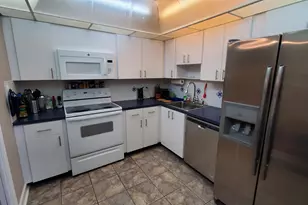 3800 Oaks Clubhouse Dr, Pompano Beach, FL 33069 - Photo 9