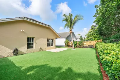 8821 Lake Park Circle N, Davie, FL 33328 - Photo 39