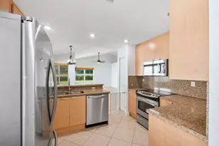8821 Lake Park Cir N, Davie, FL 33328 - Photo 17
