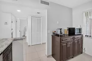 410 Lakeview Dr, Weston, FL 33326 - Photo 9