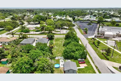 5684 SE 45th Avenue SE, Stuart, FL 34997 - Photo 9