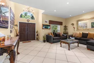 1021 NW 185th Ave, Pembroke Pines, FL 33029 - Photo 3