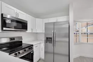 11451 Lakeview Dr, Coral Springs, FL 33071 - Photo 9