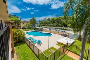 421 NE 1st St, Hallandale Beach, FL 33009 - Photo 9
