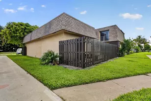 1201 Waterview Cir, Palm Springs, FL 33461 - Photo 3