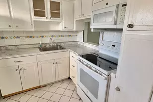 209 Oxford 200, West Palm Beach, FL 33417 - Photo 3