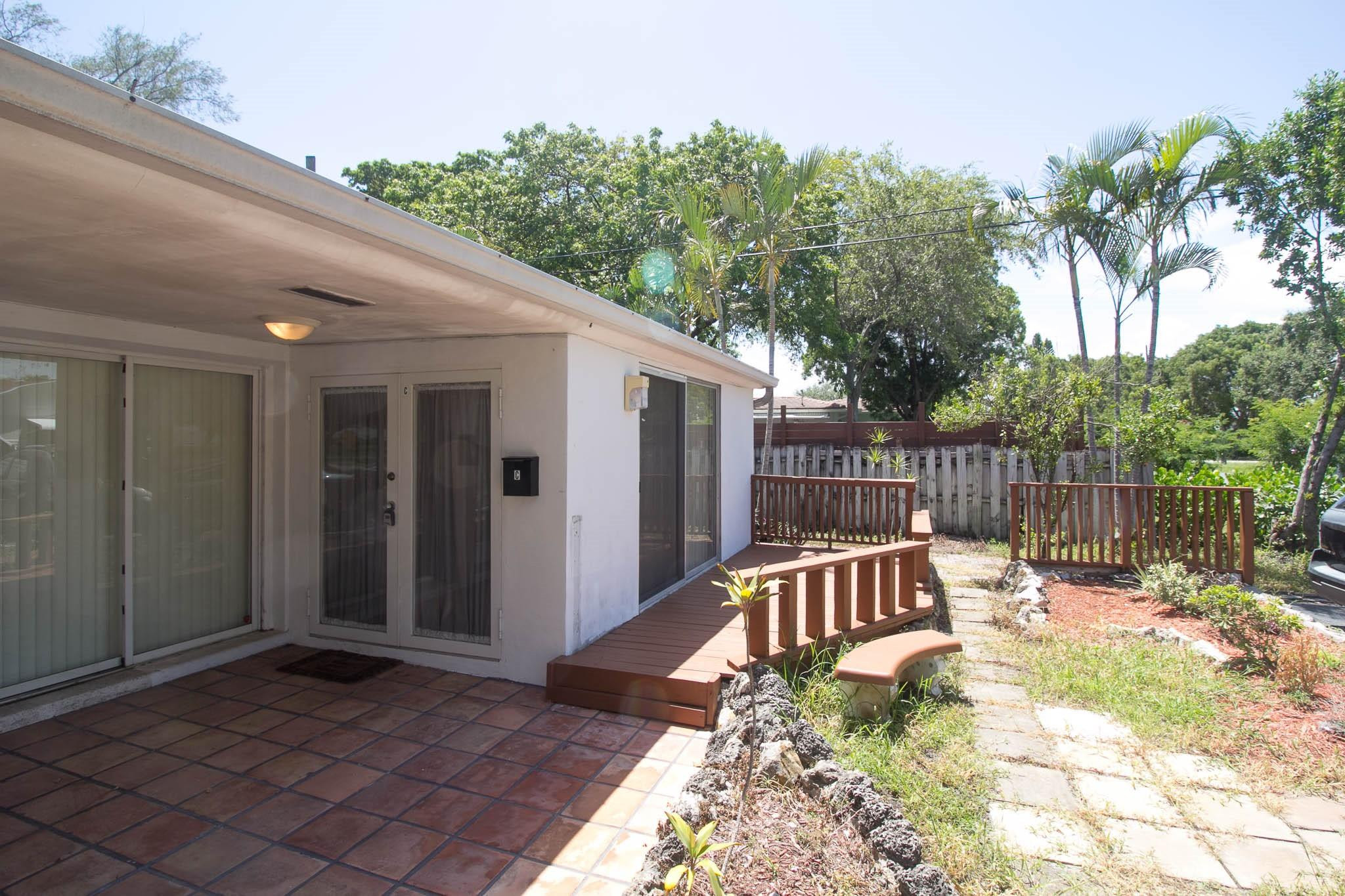 909 NE 12th Ave main architectural view