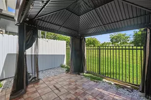 642 NE 195th St, Miami, FL 33179 - Photo 11