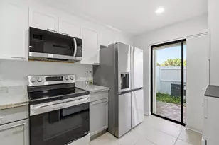 642 NE 195th St, Miami, FL 33179 - Photo 3