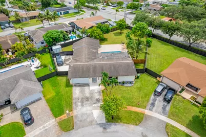 8880 NW 7th Street, Pembroke Pines, FL 33024 - Photo 41