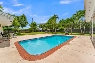 8880 NW 7th Street, Pembroke Pines, FL 33024 - Photo 5