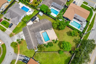 8880 NW 7th Street, Pembroke Pines, FL 33024 - Photo 47