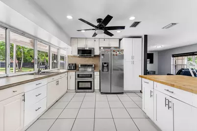 8880 NW 7th Street, Pembroke Pines, FL 33024 - Photo 7