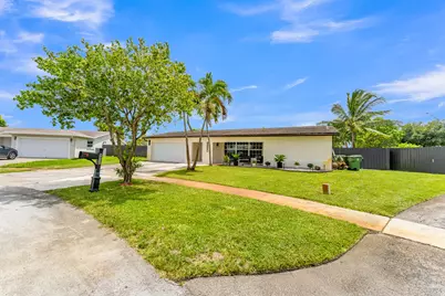 8880 NW 7th Street, Pembroke Pines, FL 33024 - Photo 43