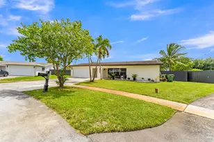 8880 NW 7th St, Pembroke Pines, FL 33024 - Photo 43
