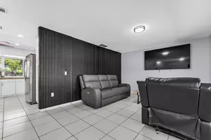 8880 NW 7th St, Pembroke Pines, FL 33024 - Photo 15