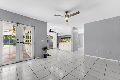 8880 NW 7th Street, Pembroke Pines, FL 33024 - Photo 11