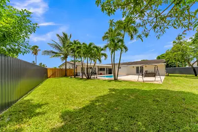 8880 NW 7th Street, Pembroke Pines, FL 33024 - Photo 3