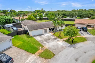 8880 NW 7th Street, Pembroke Pines, FL 33024 - Photo 45