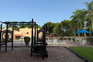 1041 NW 124th Ave, Pembroke Pines, FL 33026 - Photo 23