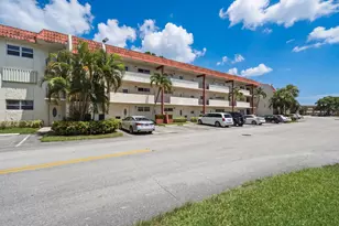 9200 N Hollybrook Lake Dr, Pembroke Pines, FL 33025 - Photo 23