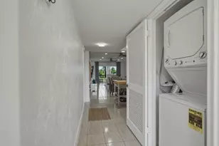 9200 N Hollybrook Lake Dr, Pembroke Pines, FL 33025 - Photo 9