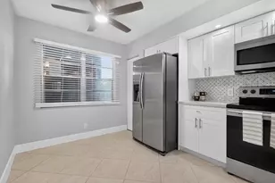 12500 SW 5th Ct, Pembroke Pines, FL 33027 - Photo 11