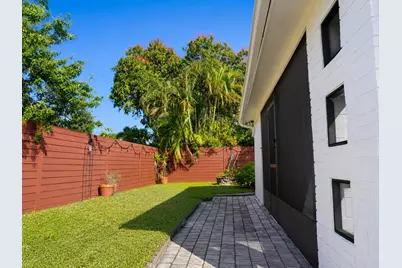 819 NE 2nd Court, Hallandale Beach, FL 33009 - Photo 25
