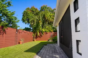 819 NE 2nd Ct, Hallandale Beach, FL 33009 - Photo 25