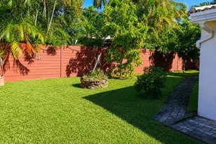 819 NE 2nd Ct, Hallandale Beach, FL 33009 - Photo 27
