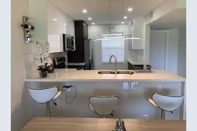 565 Oaks Lane #305, Pompano Beach, FL 33069 - Photo 1