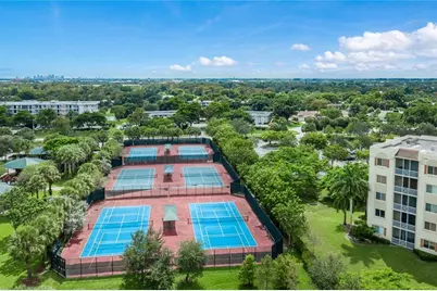 565 Oaks Lane #305, Pompano Beach, FL 33069 - Photo 21