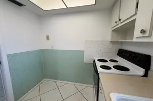 2885 Crosley Dr E, West Palm Beach, FL 33415 - Photo 9